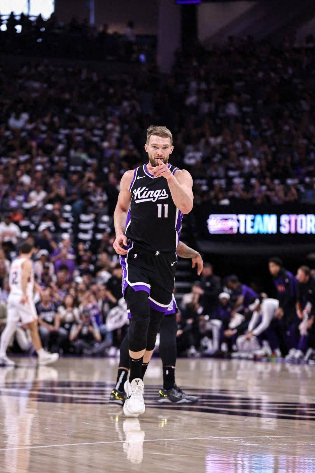 尼斯迎NBA总决赛关键赛，集结日再遭质疑，赛场秩序良好，身体对抗强度拉满的简单介绍